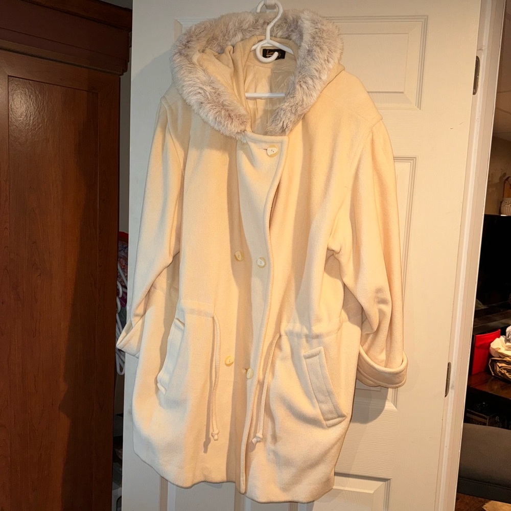 Women’s White Wool Fur Trimmed Coat